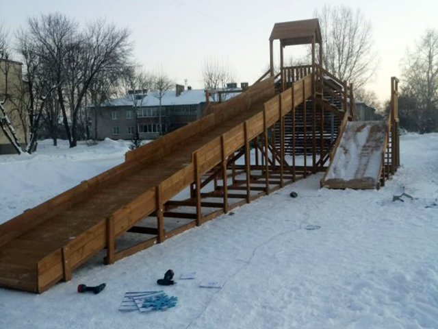 Зимняя горка Snow Fox 12м. с двумя скатами (две лестницы)